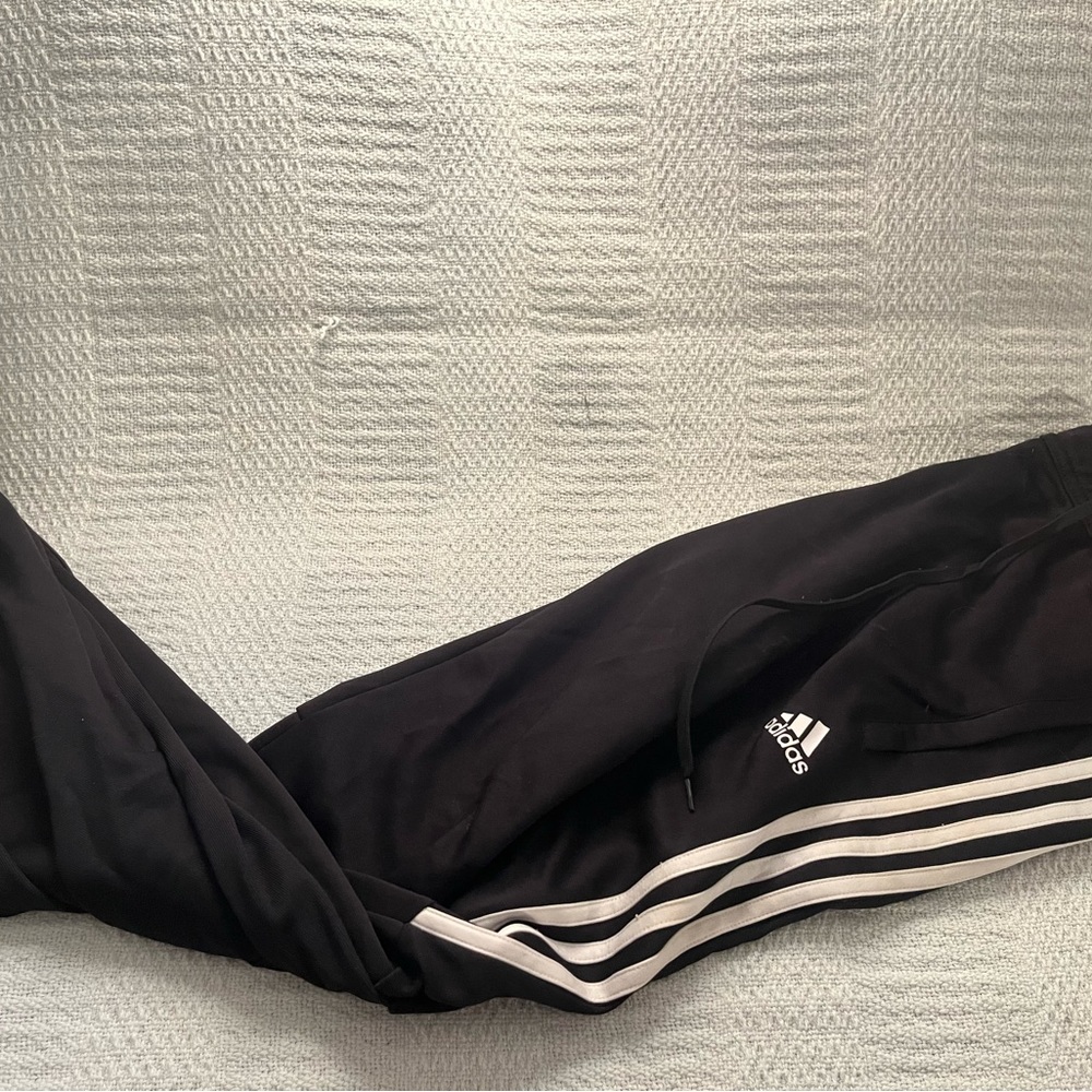 I’m selling a pair of men’s large adidas pants